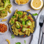 Brokkoli Nudelsalat mit Hanf-Pesto (vegan)