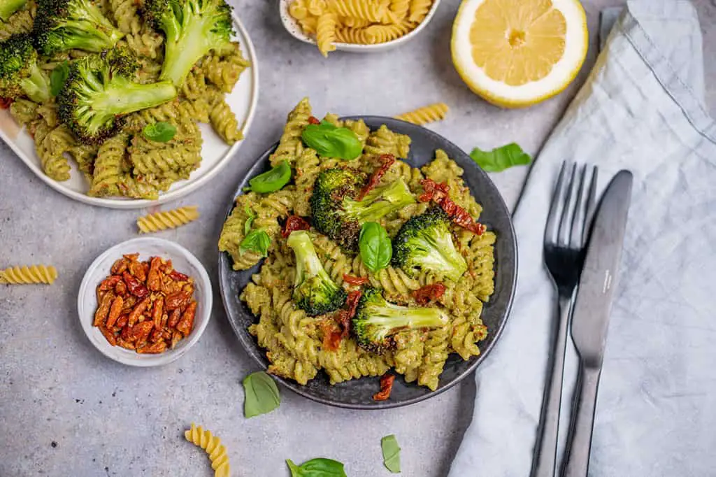 Brokkoli Nudelsalat mit Hanf-Pesto (vegan)