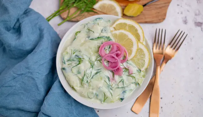 Veganer Gurkensalat – schnell & einfach in nur wenigen Schritten zubereitet