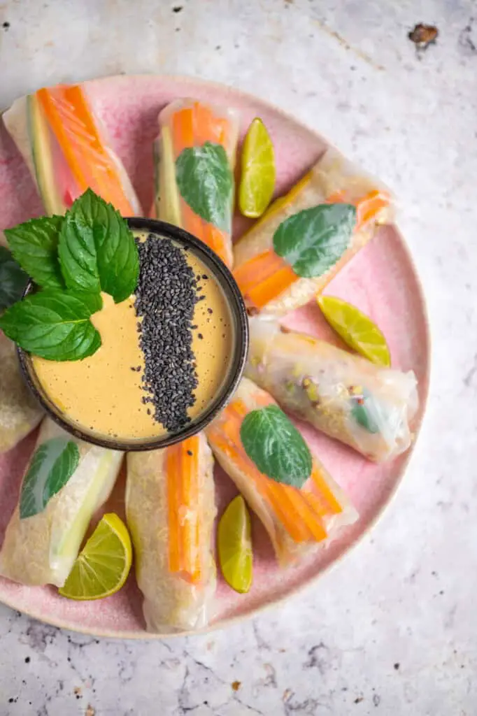 Vegane Sommer Rollen mit Alfalfa Sprossen und Cashew Sauce