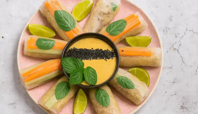 Vegane Sommerrollen mit Alfalfa Sprossen und Cashew Sauce