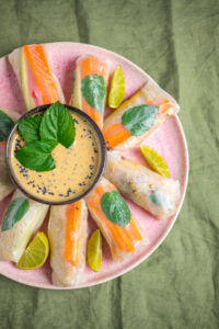 Vegane Sommerrollen mit Alfalfa Sprossen und Cashew Sauce