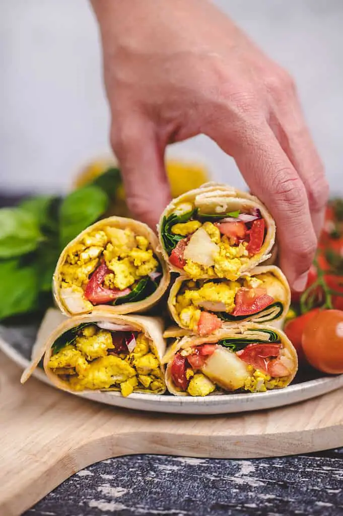 Vegane Frühstücks-Burritos gefüllt mit Kartoffeln, Scrambled Tofu, Spinat und Tomaten