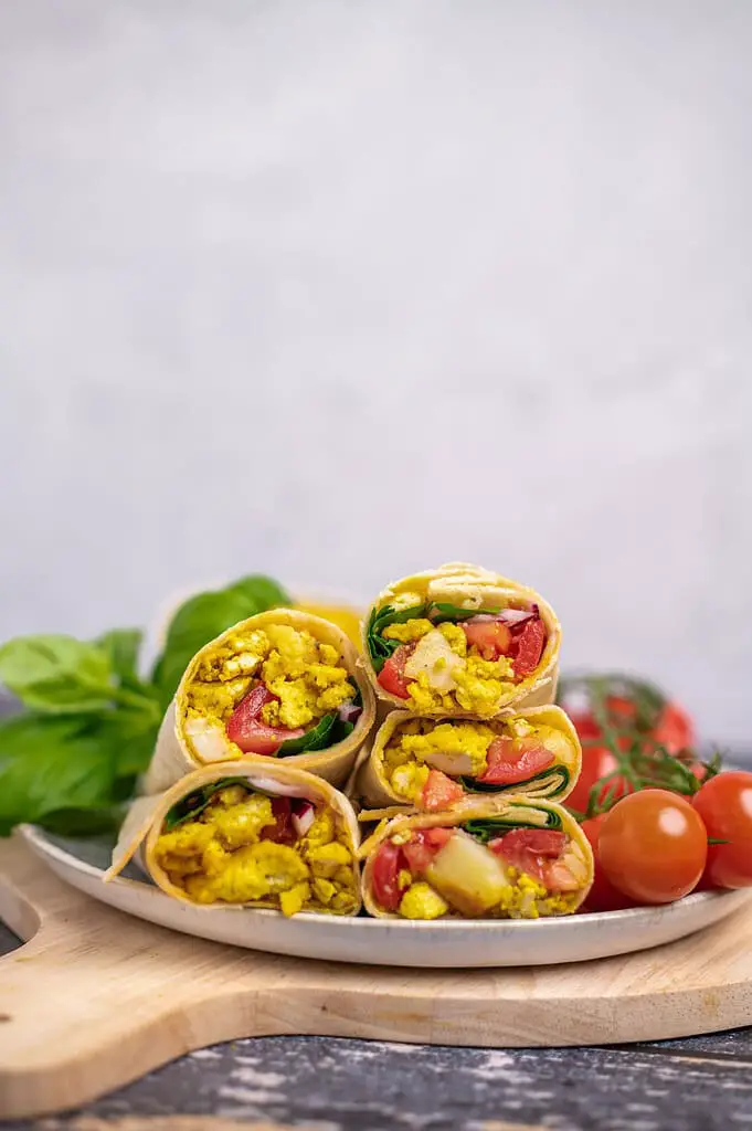 Vegane Frühstücks-Burritos gefüllt mit Kartoffeln, Scrambled Tofu, Spinat und Tomaten
